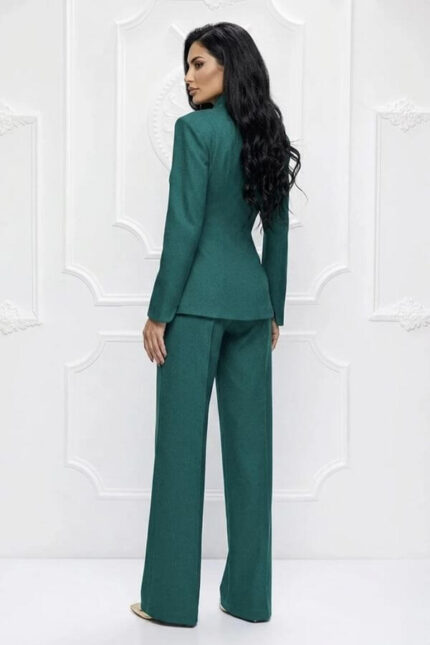 costum dama verde cu design exclusiv