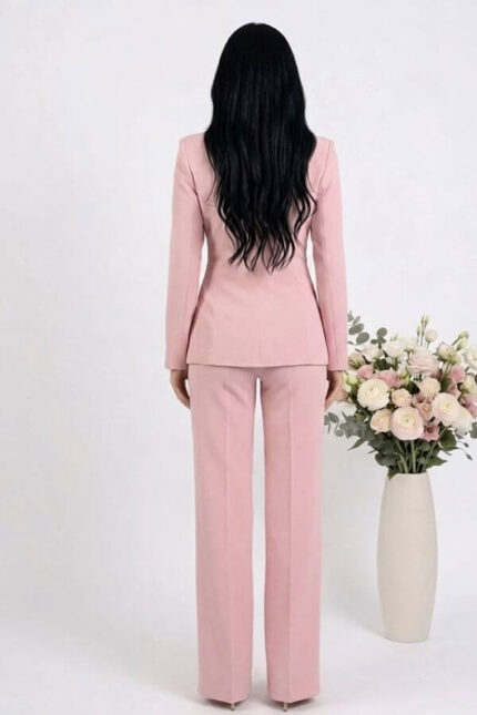 costum roz unic pe care nu il gasesti peste tot