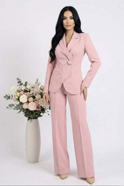 costum roz modern si in tendinte pentru sezon