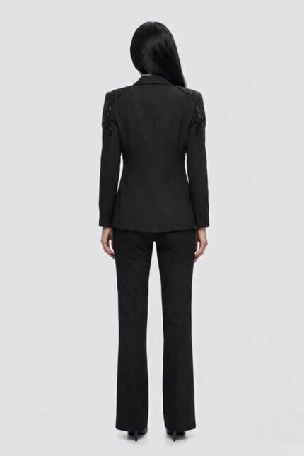 costum elegant cu franjuri si margele