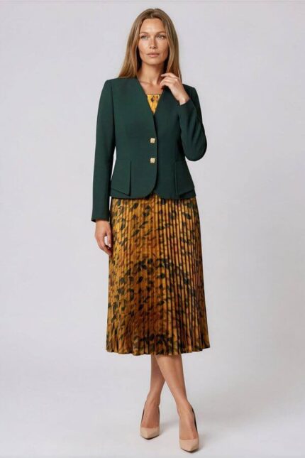 costum verde cu rochie maro portocalie