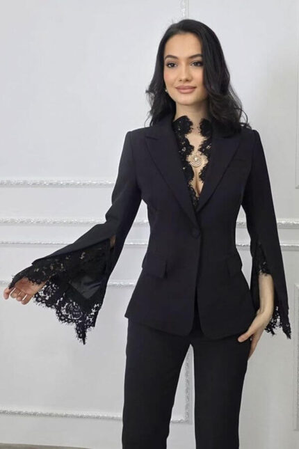 costum dama cu pantaloni usor evazati